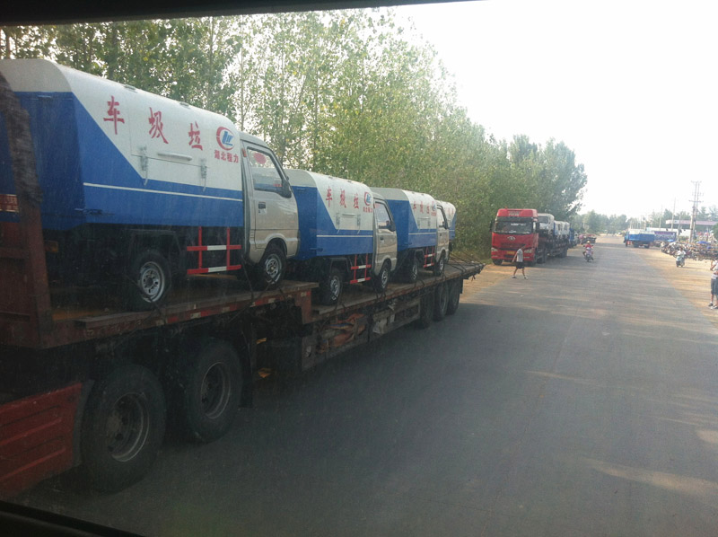 圖為準備發(fā)車至山西的小型<a href=http://www.essary.cn/ljc target=_blank class=infotextkey>垃圾車</a>
