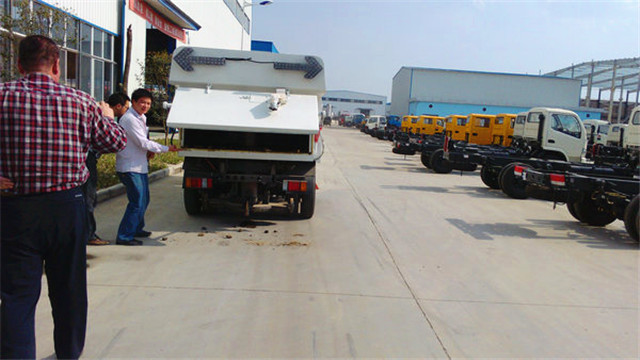 內(nèi)蒙客商正在參觀五十鈴<a href=http://www.essary.cn/saoluche/ target=_blank class=infotextkey>掃路車</a>