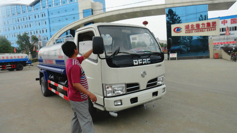 正在給5噸<a href=http://www.essary.cn/ssc target=_blank class=infotextkey>灑水車</a>做出廠前準(zhǔn)備