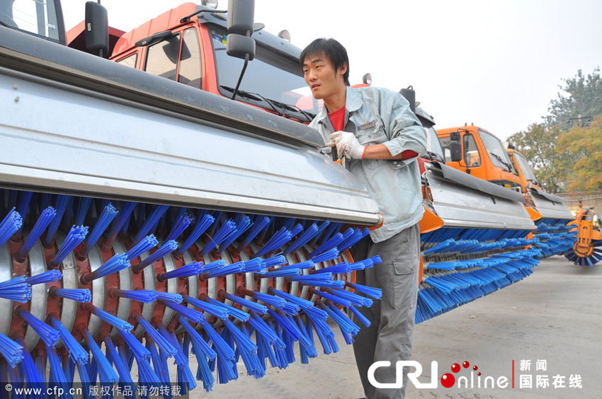 2012年11月3日上午，北京，工作人員正在對(duì)多功能除雪車進(jìn)行檢修調(diào)試。