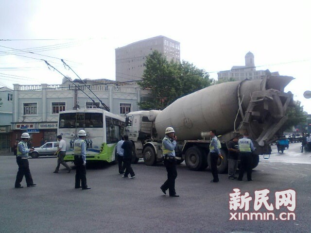 一輛19路電車在新閘路成都北路路口被一輛水泥<a href=http://www.essary.cn/jbc/ target=_blank class=infotextkey>攪拌車</a>攔腰撞擊，車毀嚴(yán)重。通訊員 殷佳維 攝
