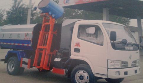 掛桶<a href=http://www.essary.cn/ljc target=_blank class=infotextkey>垃圾車</a>裝卸垃圾桶圖片