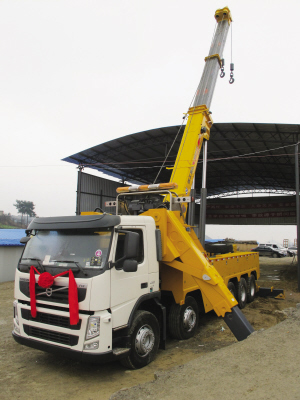 昨日，目前國內(nèi)最大噸位的道路<a href=http://www.essary.cn/qzc/ target=_blank class=infotextkey>清障車</a>正式“落戶”貴陽。該清障車車價(jià)近300萬元，集吊裝、拖車于一體，最大起吊高度13.2米，最大拖牽重量54噸，最大起吊重量60噸，可安全快速地對交通事故中側(cè)翻的重型貨車、重型<a href=http://www.essary.cn/ygc/ target=_blank class=infotextkey>油罐車</a>等進(jìn)行起吊、救援和拖運(yùn)，及時(shí)恢復(fù)現(xiàn)場交通。曾秦 攝