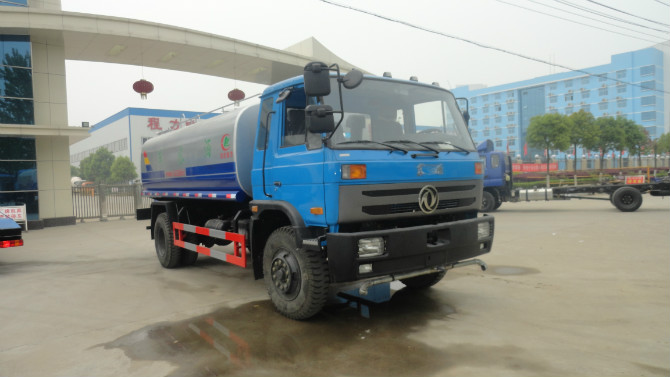 程力廠門 前的東風(fēng)153<a href=http://www.essary.cn/ssc target=_blank class=infotextkey>灑水車</a>
