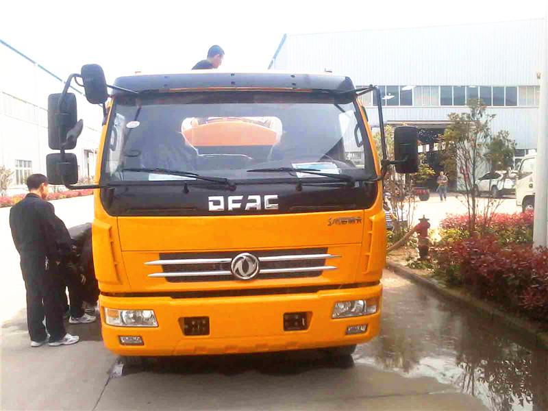 高壓清洗<a href=http://www.essary.cn/xifenche/ target=_blank class=infotextkey>吸糞車</a>正面圖